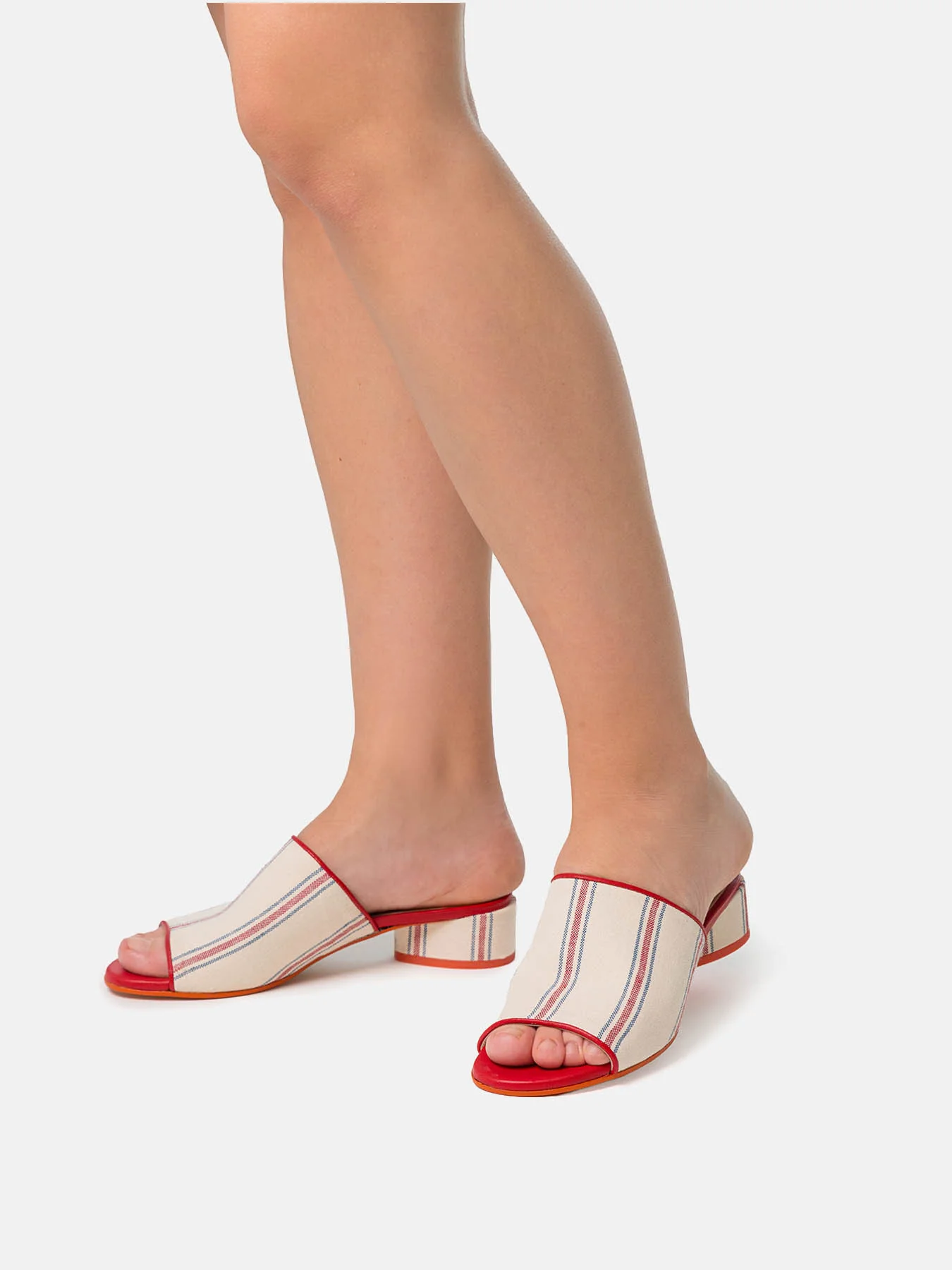 Sandalia de mujer en piel con tacón bajo. Nani - Image 2