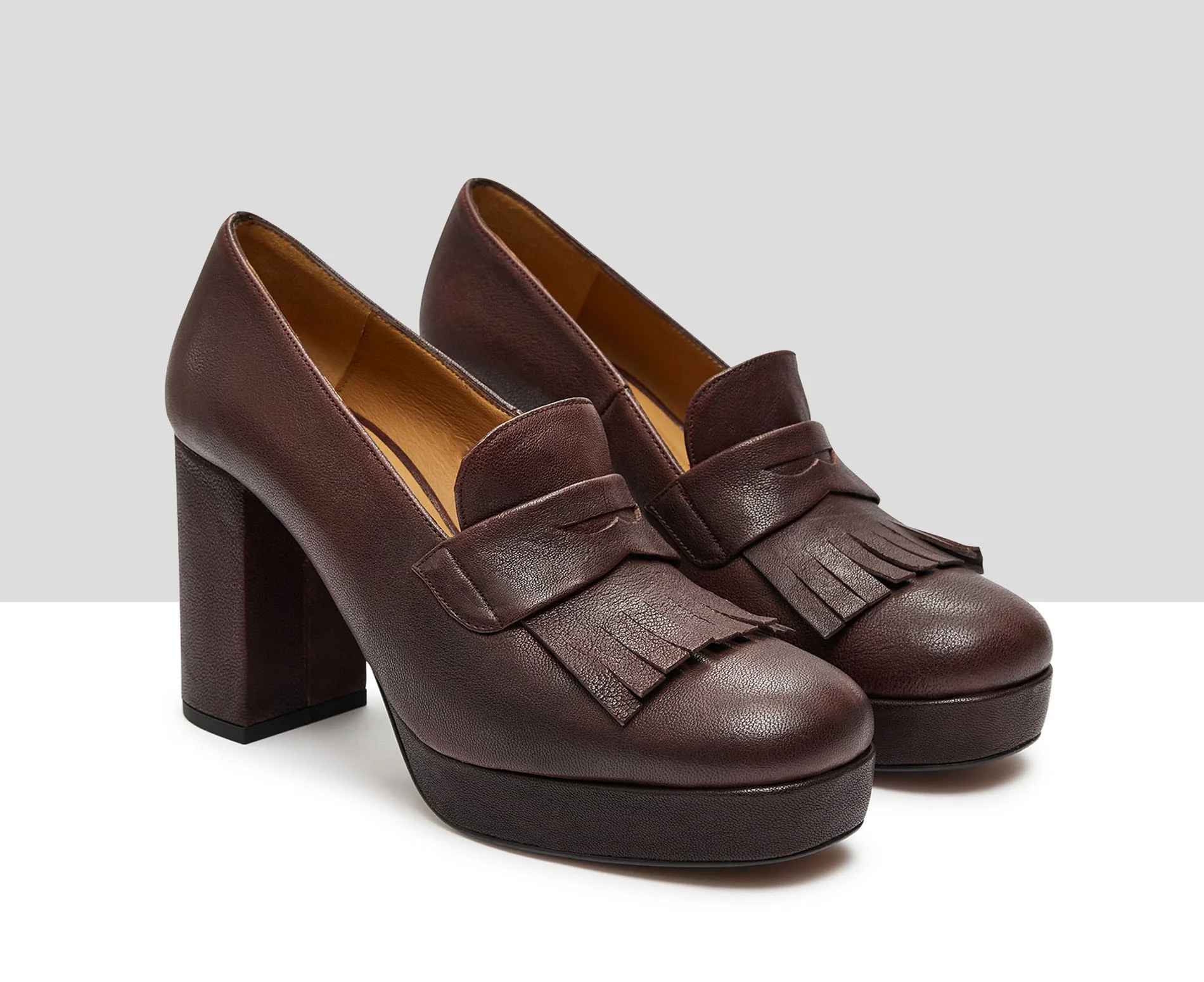Zapato de mujer en piel con tacón alto. Ianira