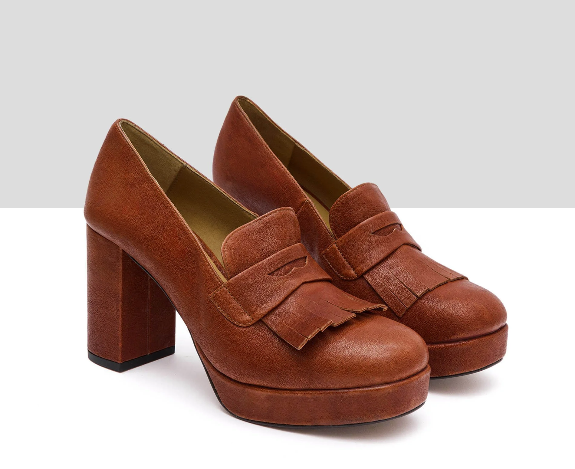 Zapato de mujer en piel con tacón alto. Isla