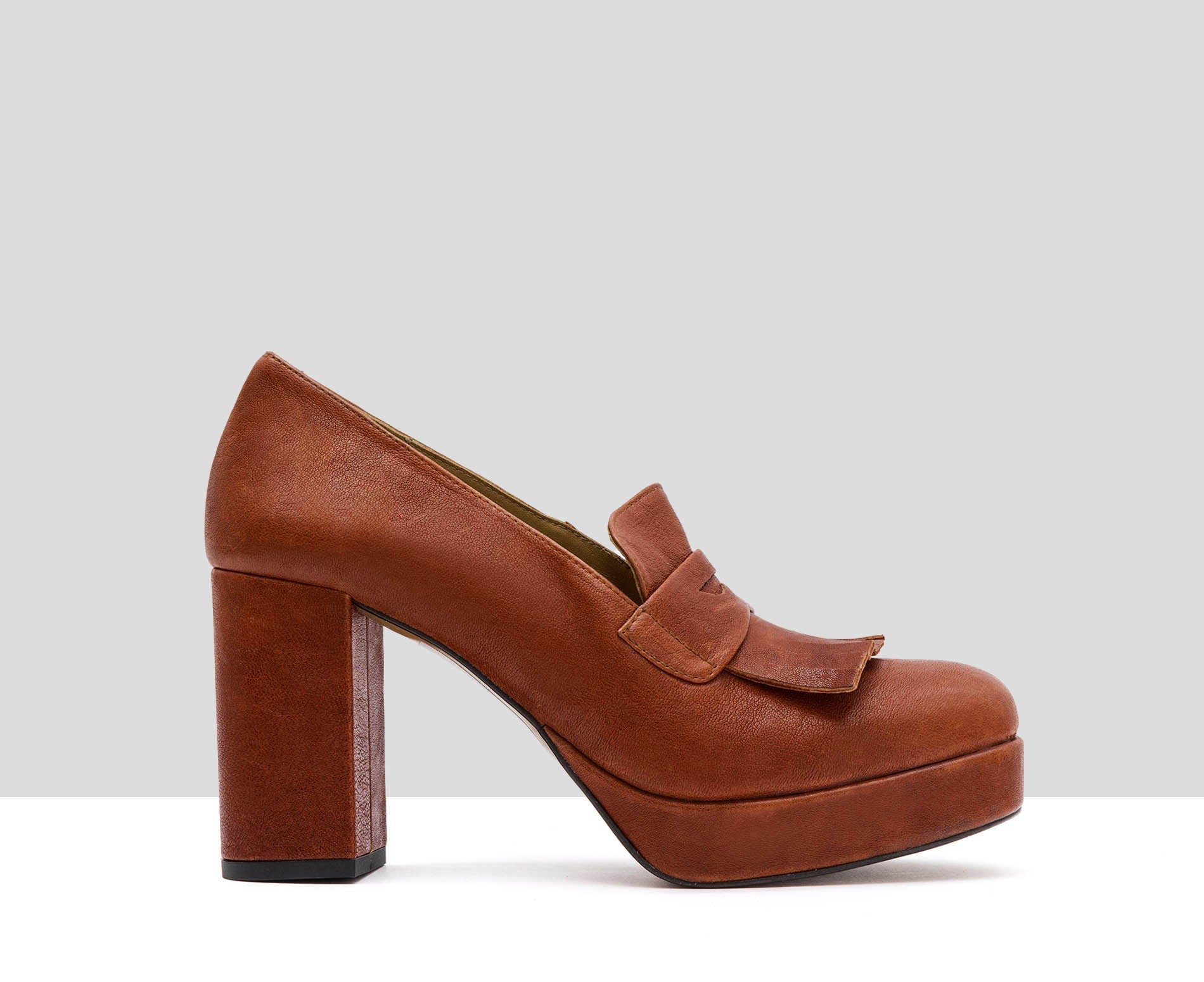 Zapato de mujer en piel con tacón alto. Isla - Image 2