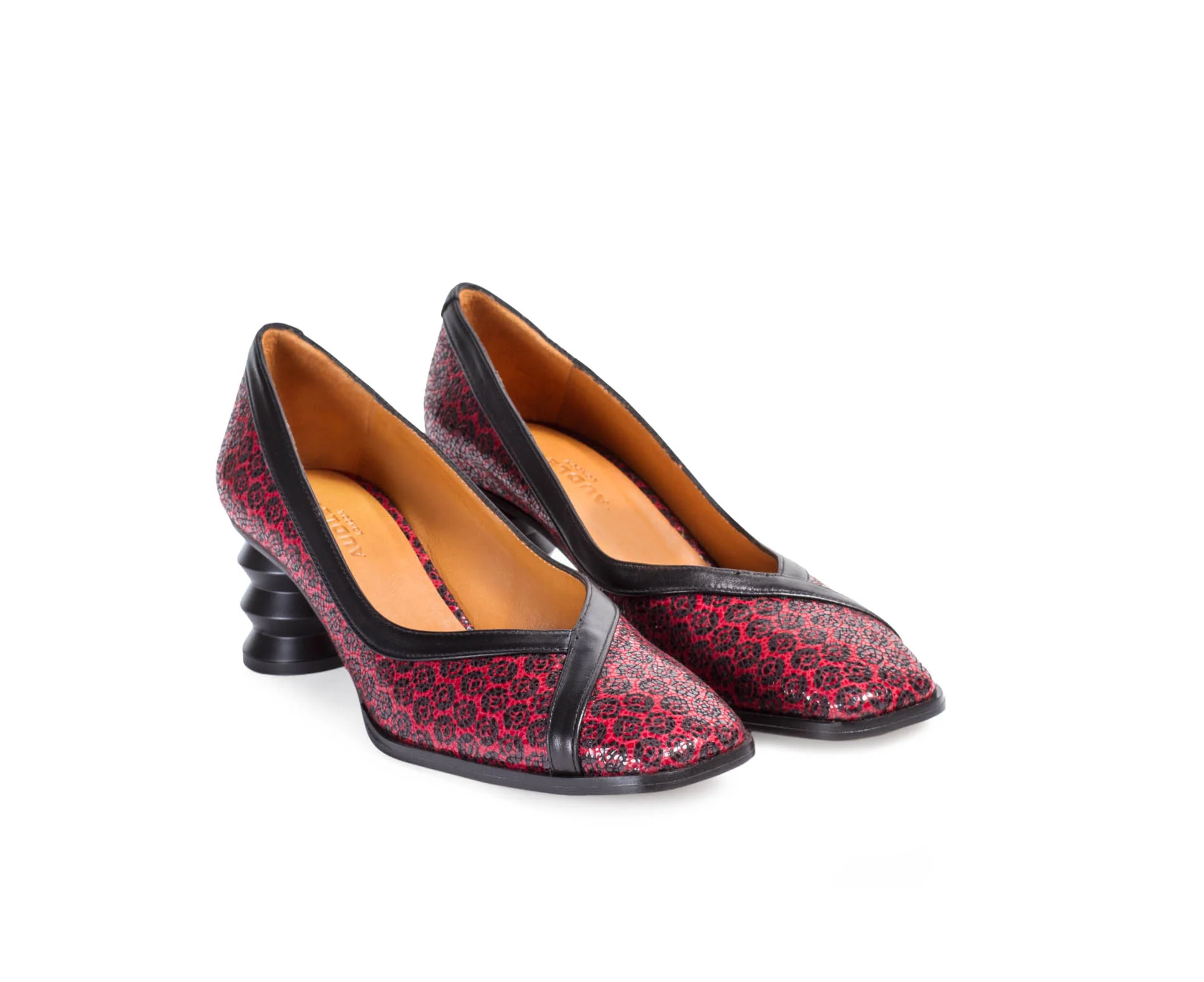 Zapato de mujer en piel con tacón medio. Edurne