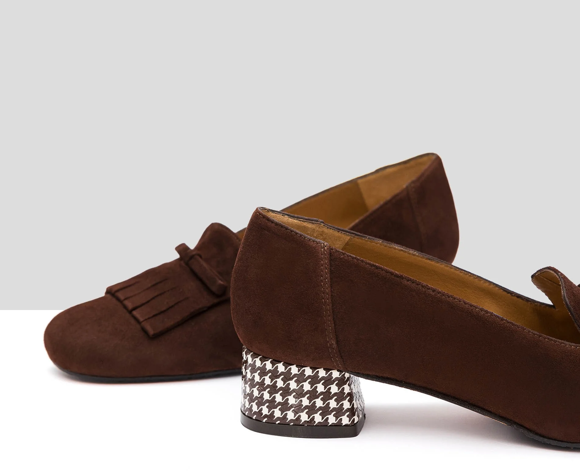 Zapato de mujer en piel con tacón bajo. Isis