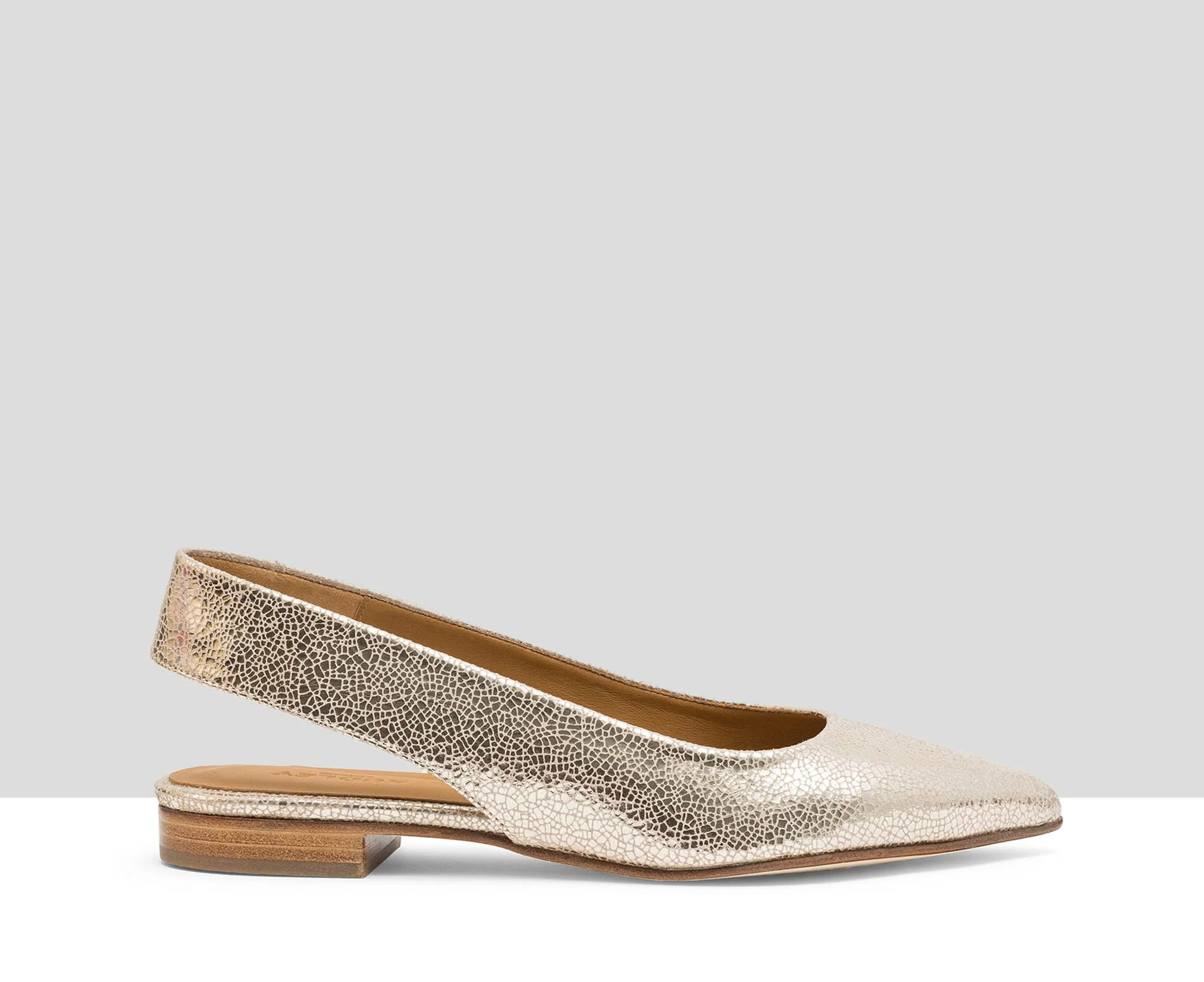 Zapato de mujer en piel con tacón bajo. Jessica