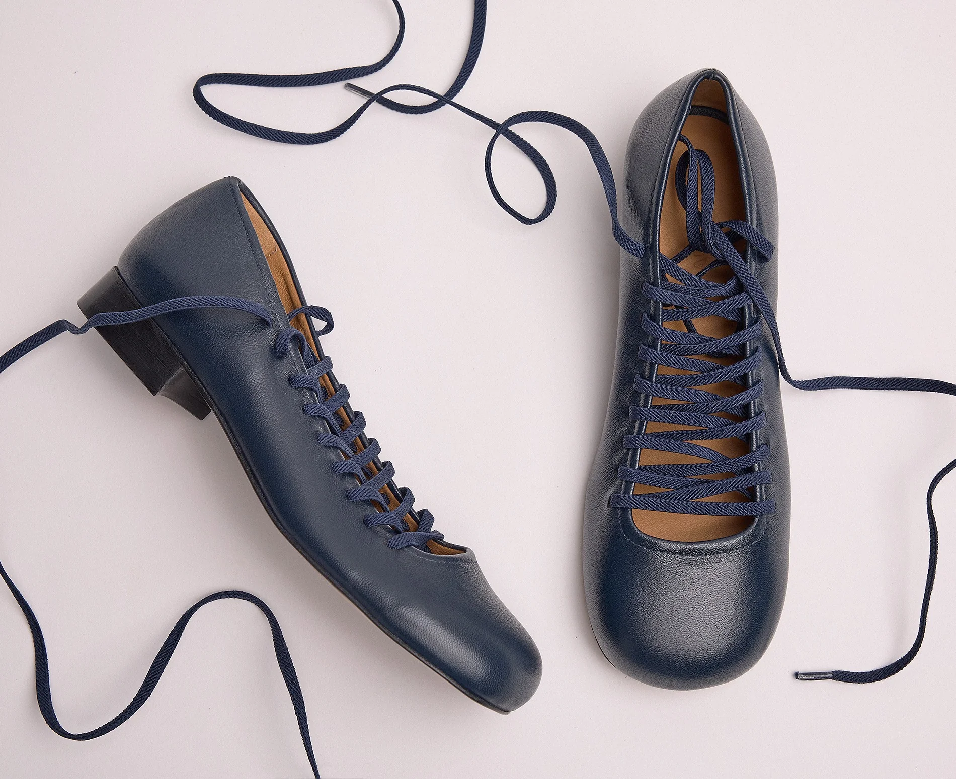 Zapato de mujer en piel con tacón bajo. Lisandra