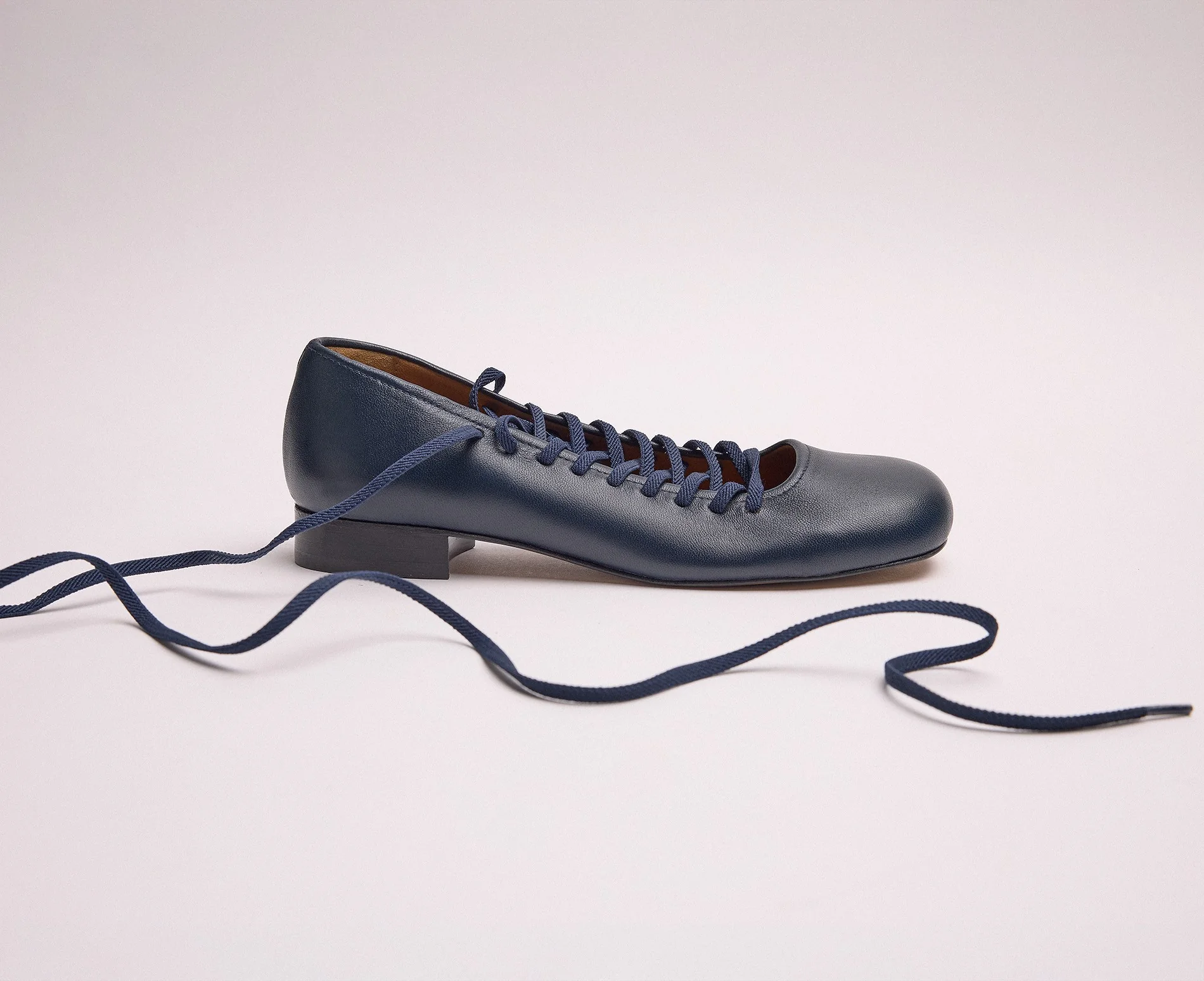 Zapato de mujer en piel con tacón bajo. Lisandra - Image 2