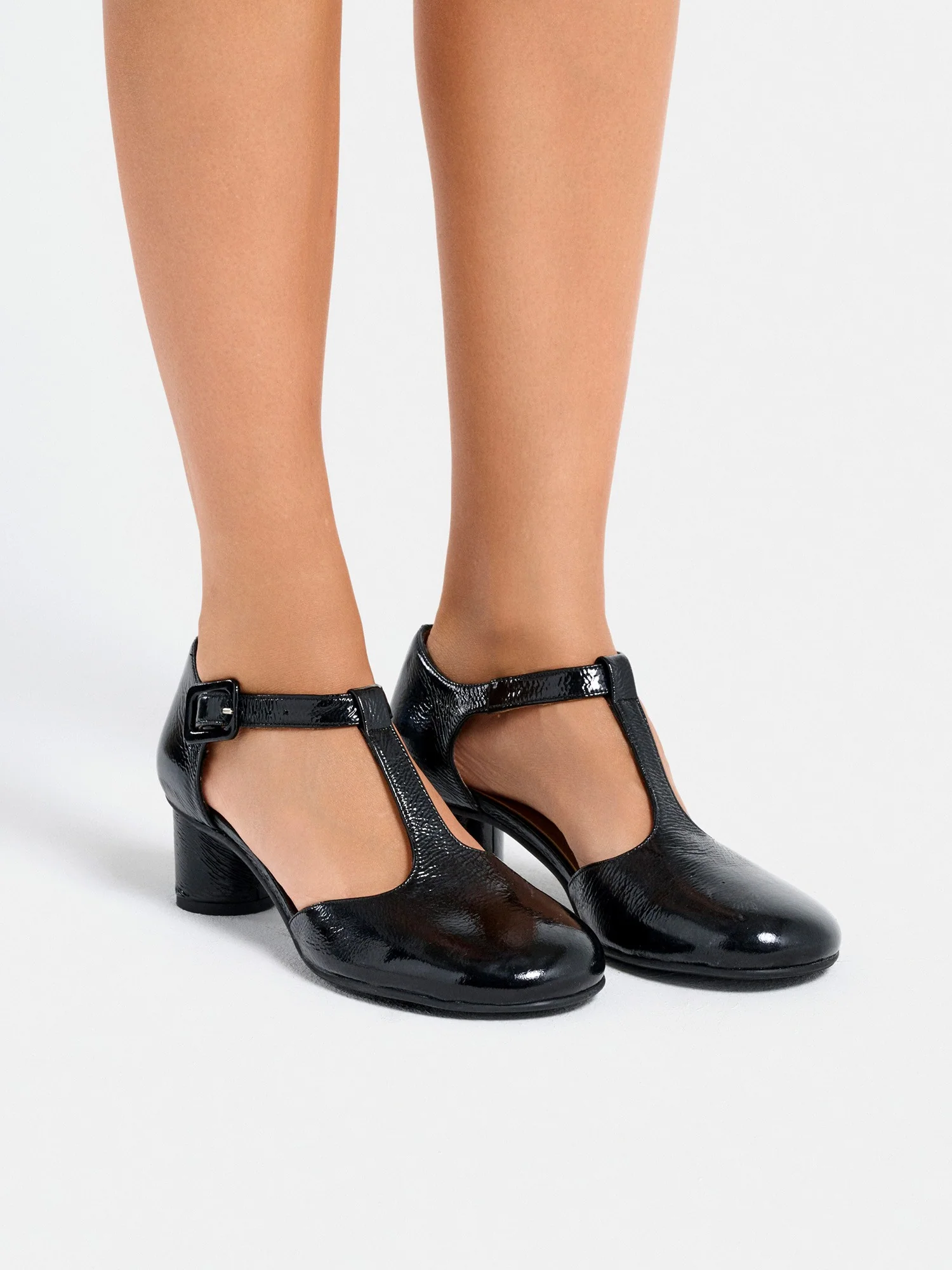 Zapato de mujer en piel con tacón bajo. Maite