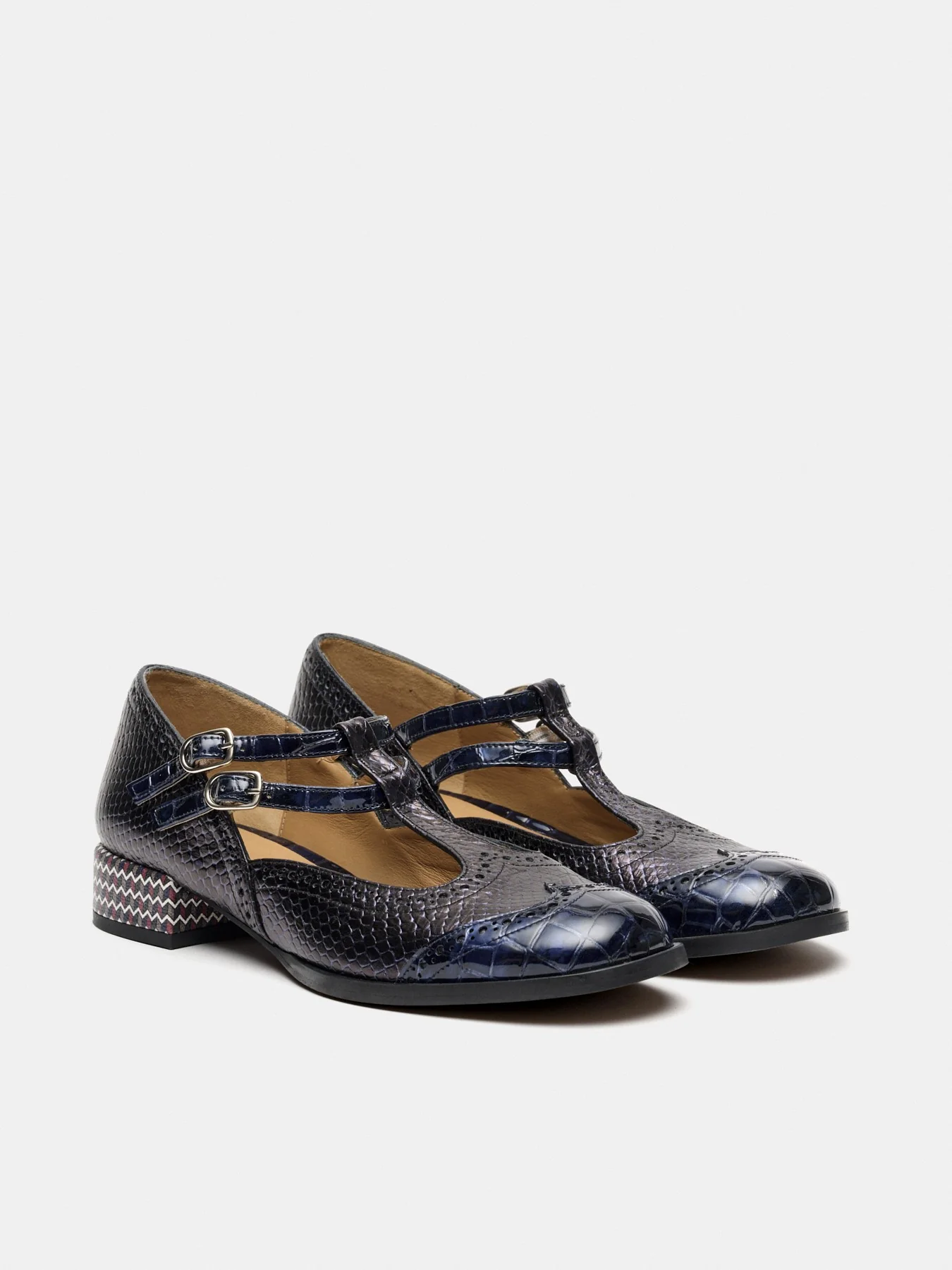 Zapato de mujer en piel con tacón bajo. Mar - Image 3