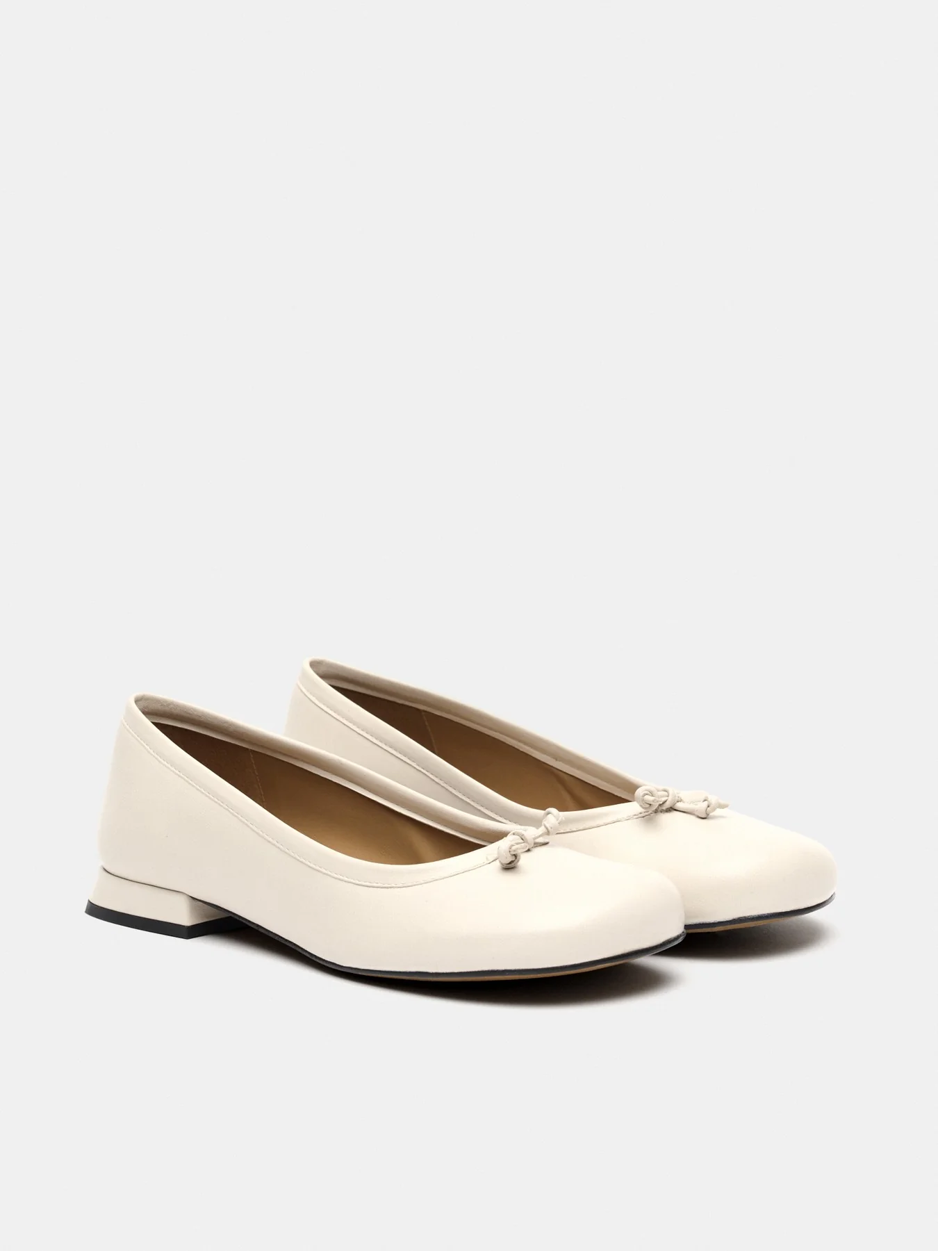 Zapato de mujer en piel con tacón bajo. Marlen