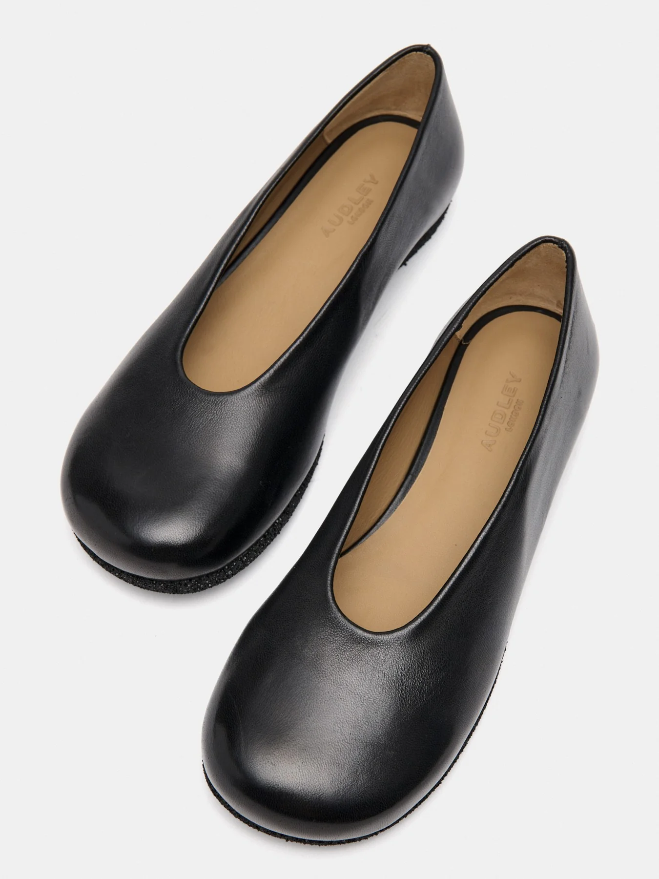 Zapato de mujer en piel con tacón bajo. Misa