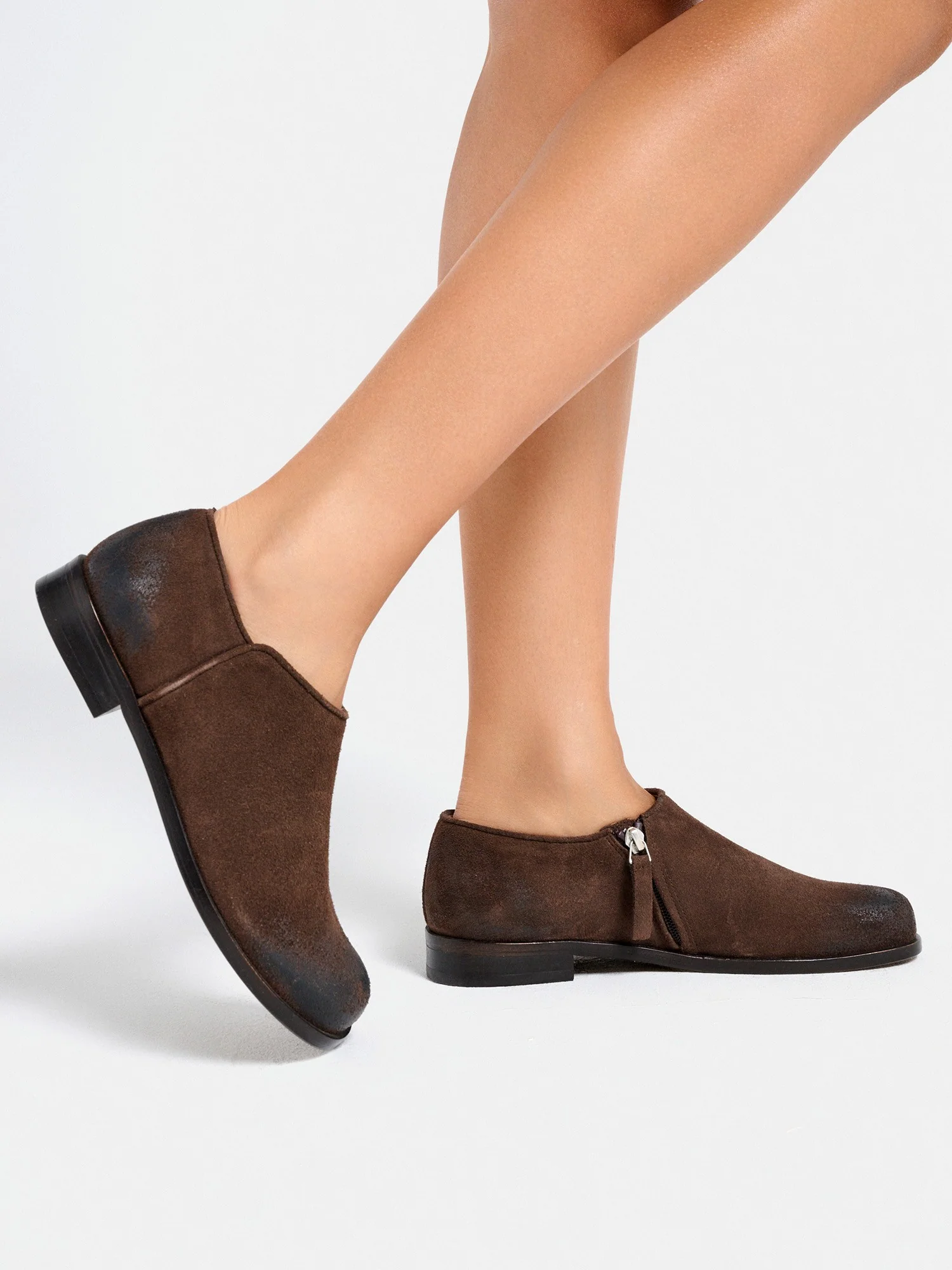 Zapato de mujer en piel con tacón bajo. Montse