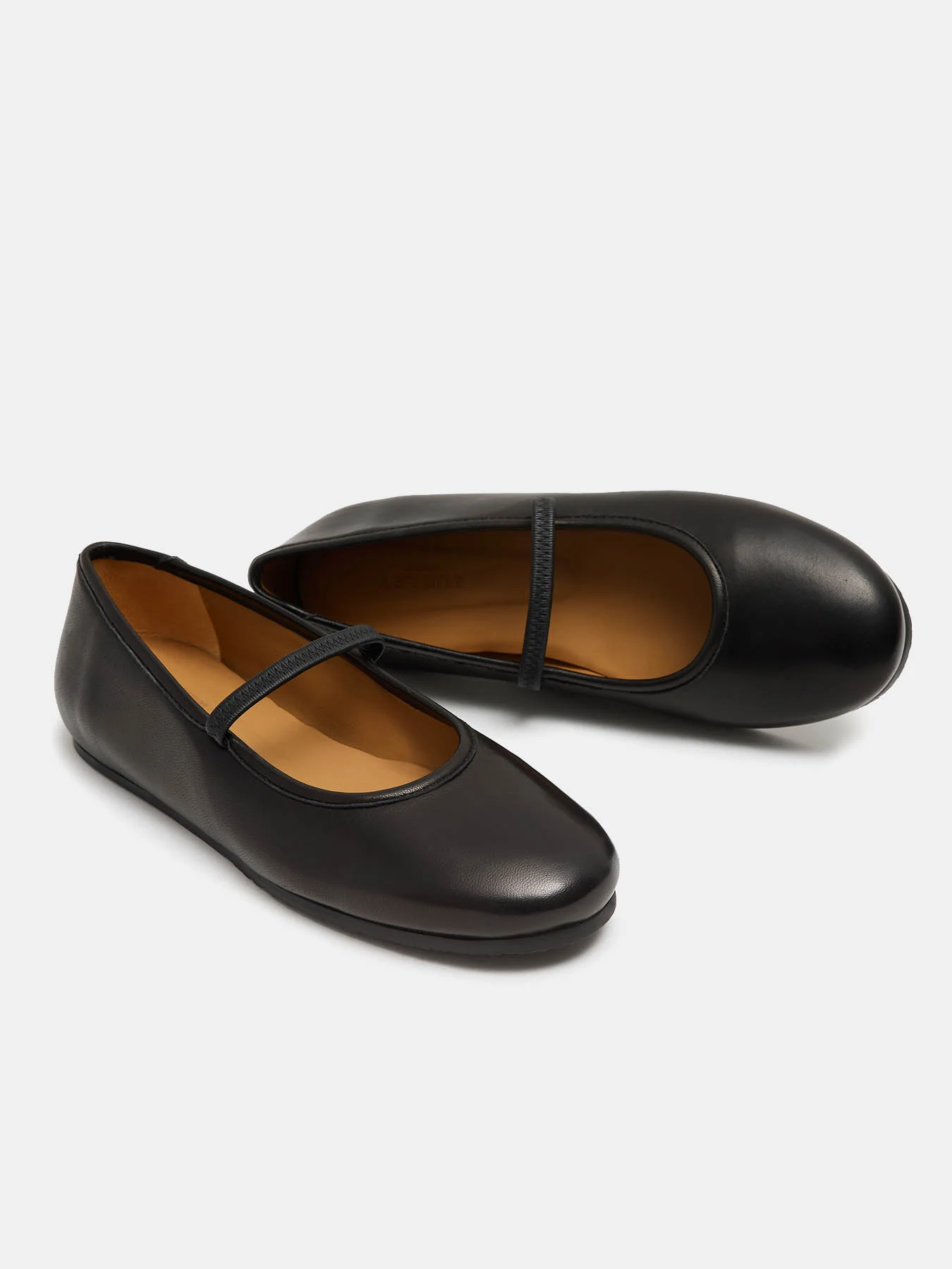 Zapato de mujer en piel con tacón bajo. Nala