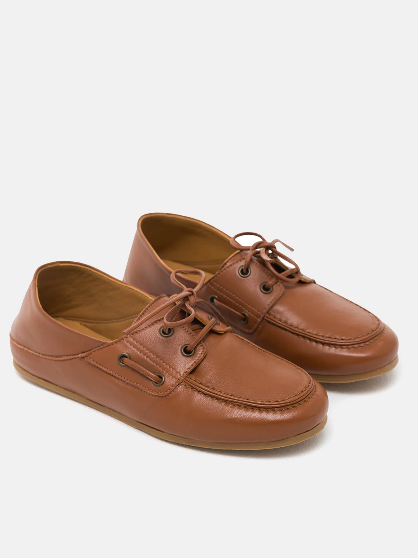 Zapato de mujer en piel con tacón bajo. Nautica