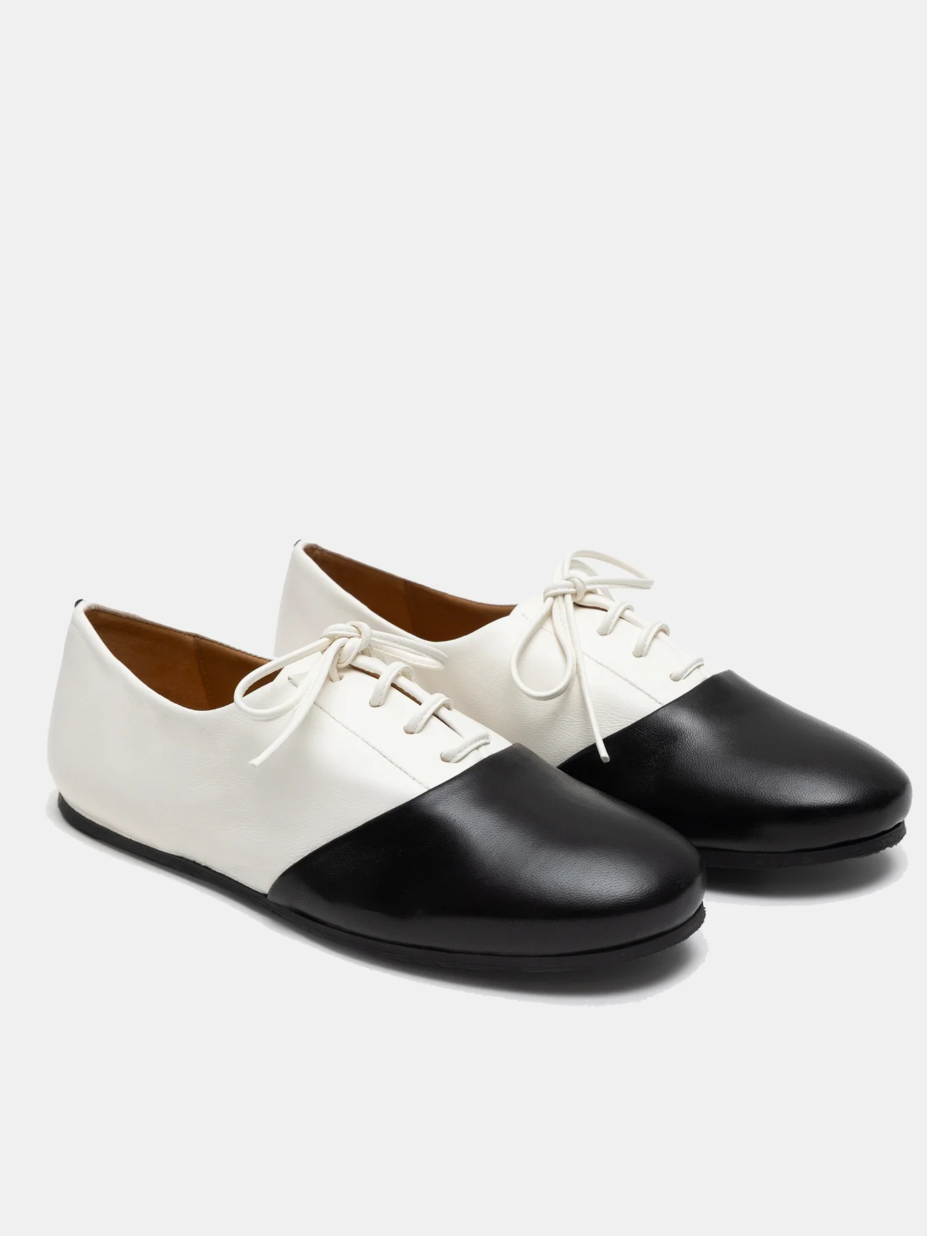 Zapato de mujer en piel con tacón bajo. Nebula