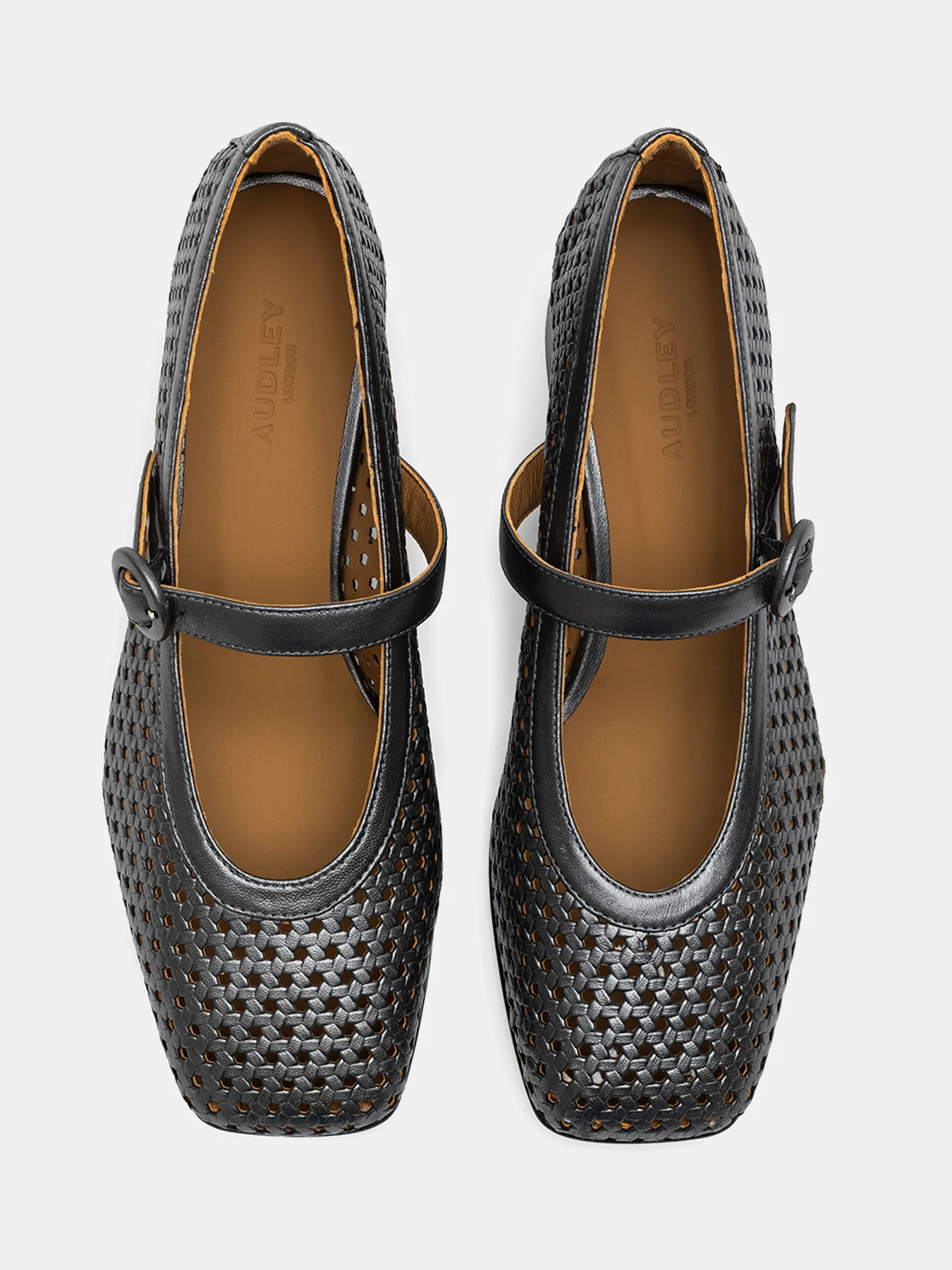 Zapato de mujer en piel con tacón bajo. Nelda