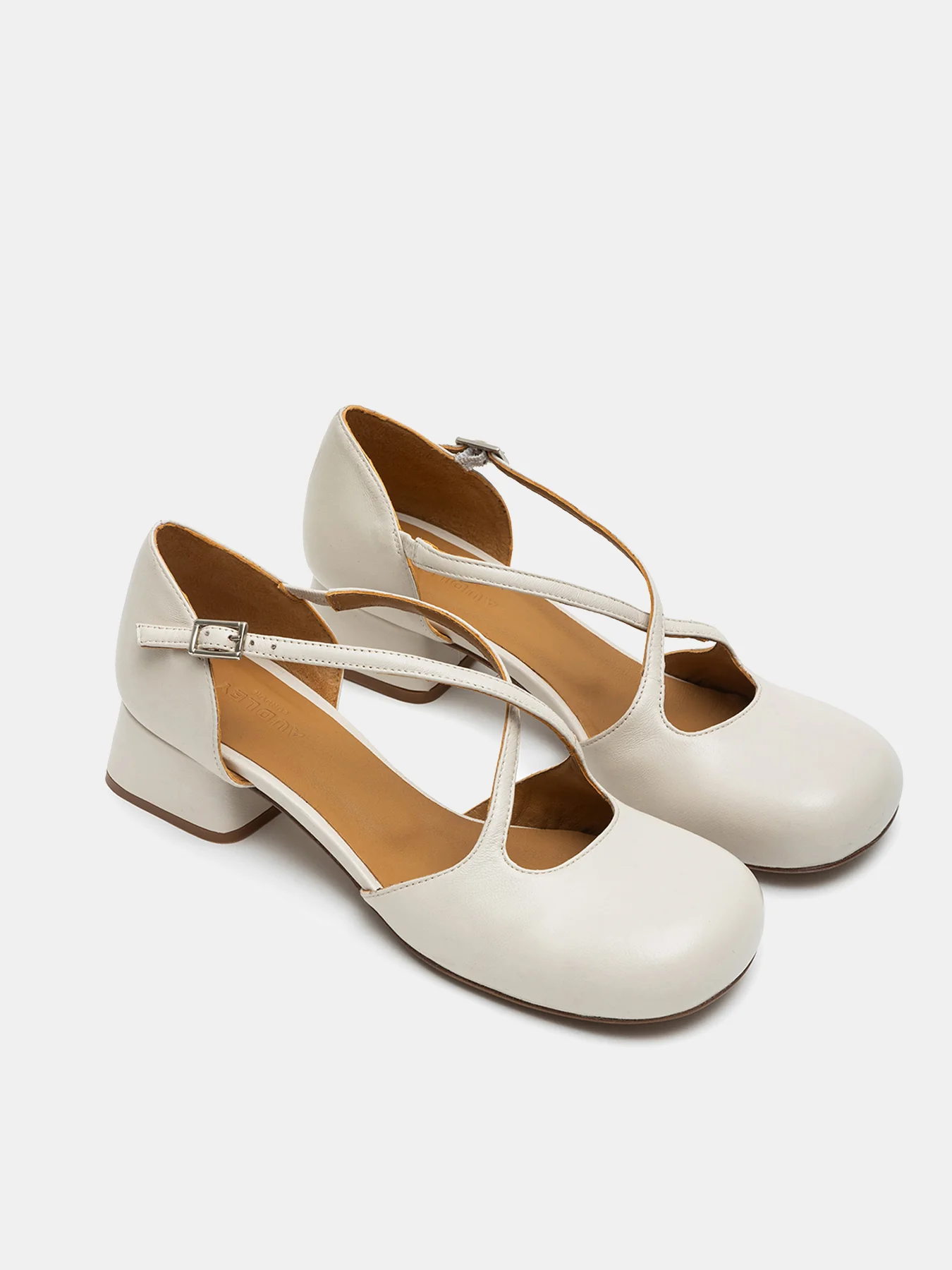 Zapato de mujer en piel con tacón bajo. Nia