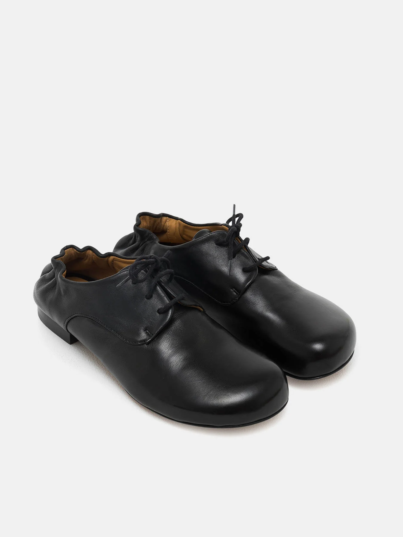 Zapato de mujer en piel con tacón bajo. Nuria - Image 3