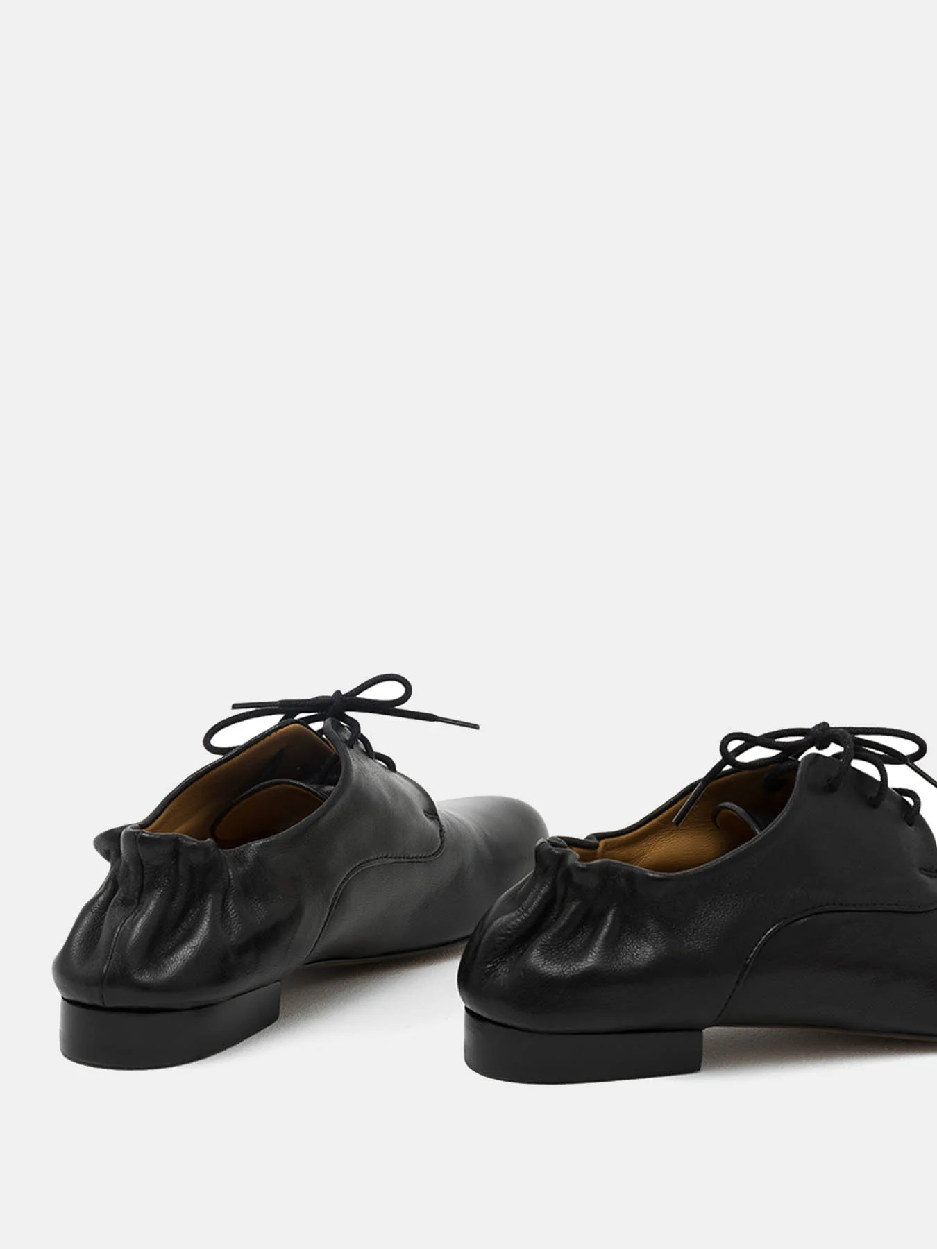 Zapato de mujer en piel con tacón bajo. Nuria - Image 4