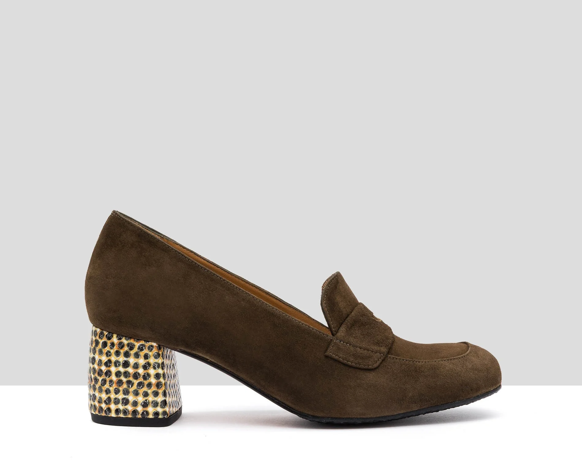 Zapato de mujer en piel con tacón medio. Irenia - Image 2